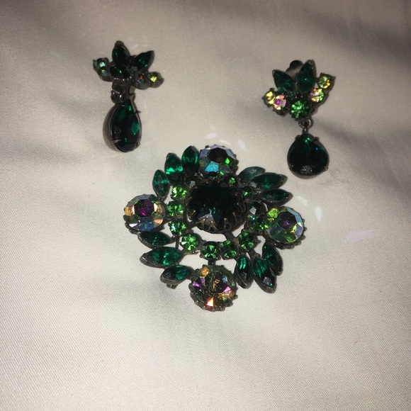 SOLD Matching pin and clip on earrings - Picture 4 of 7